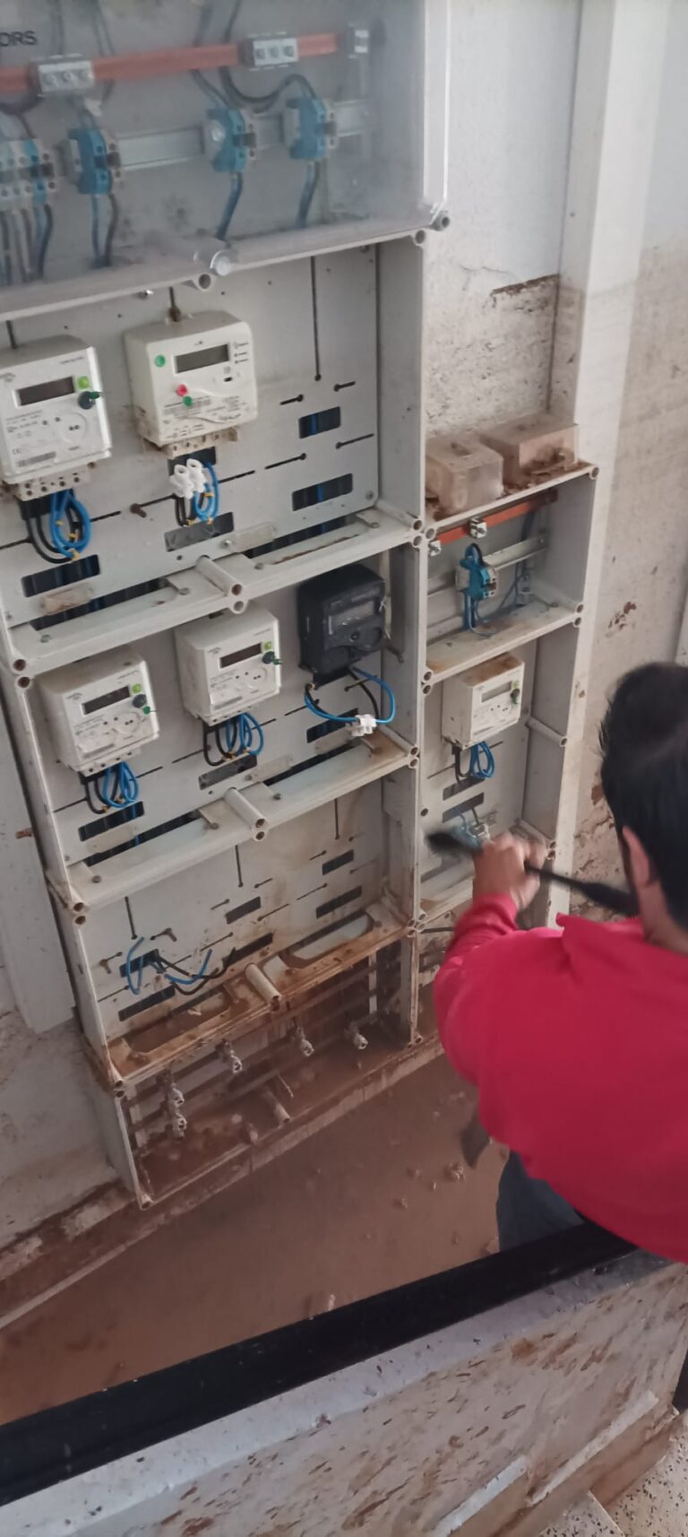 Limpieza de cuadros eléctricos en comunidades de propietarios