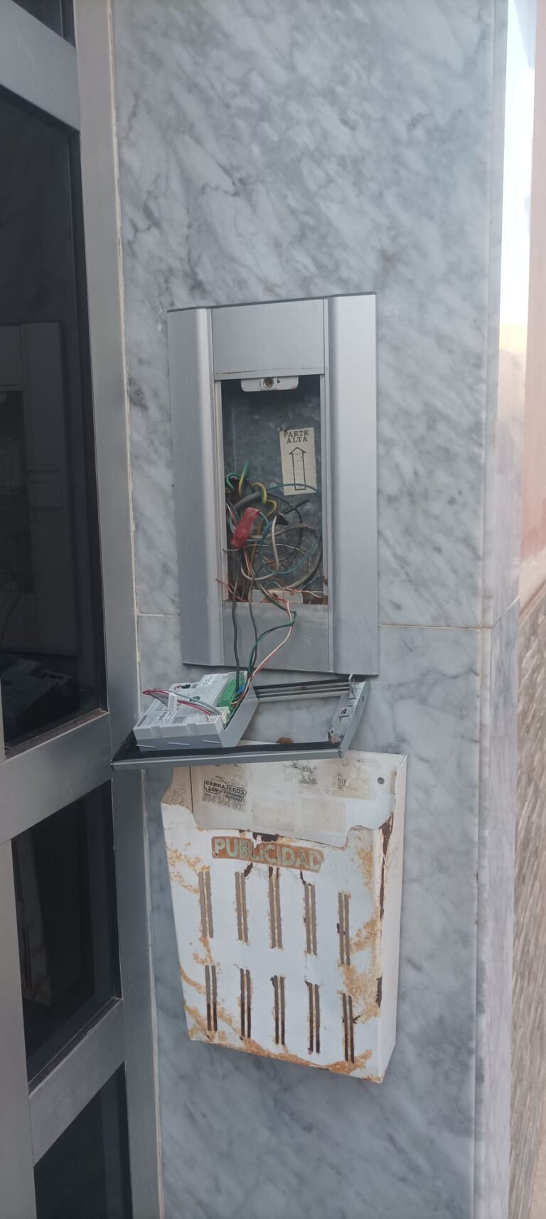 Reparación de telefonillos en Paiporta tras la DANA