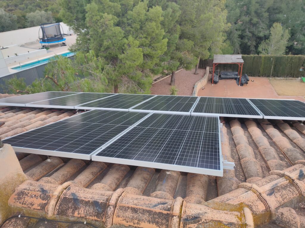 Instalación solar tipología autoconsumo en Elda