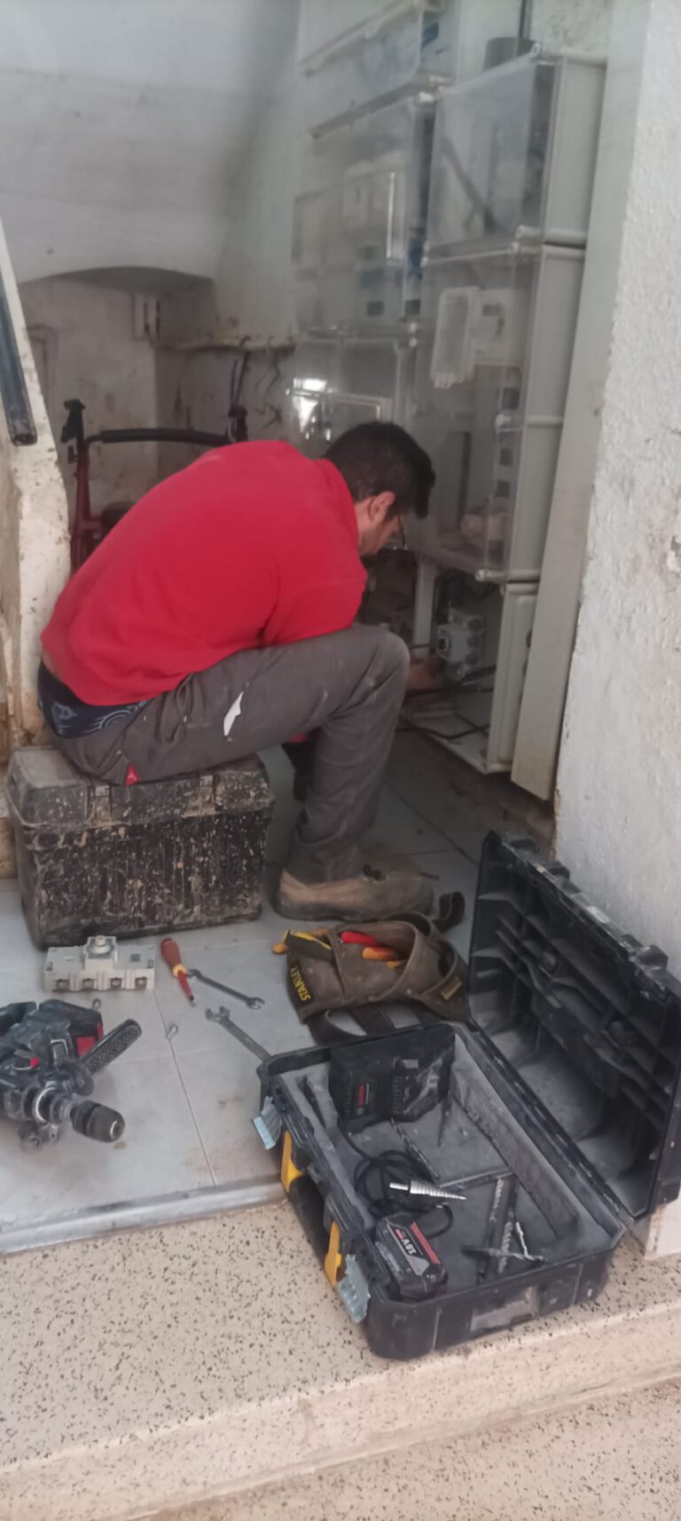 Emergency electrician repairing a fuse box in Javea