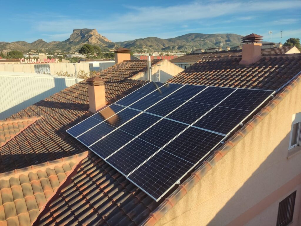 Instalación de placas solares y baterías de litio en un chalet de Jávea por Electricidad Aitor.